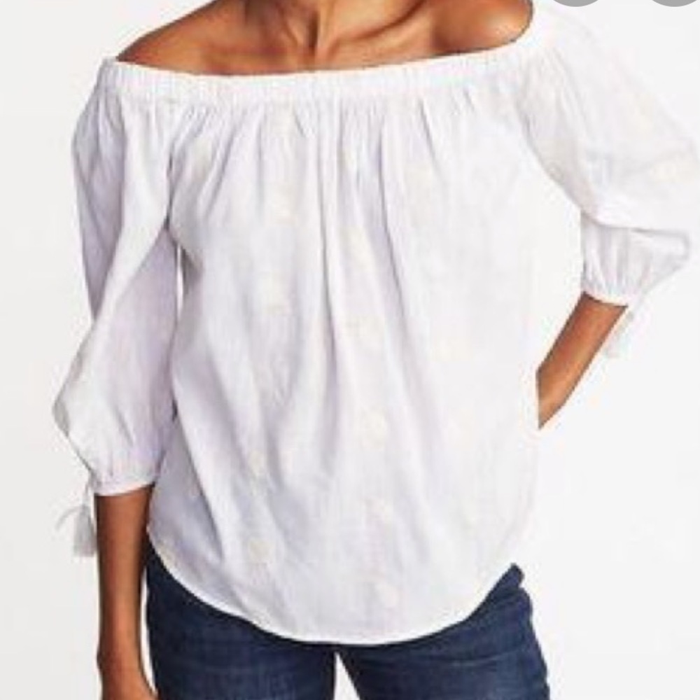 NWT white off the shoulder top with embroidered 🍍